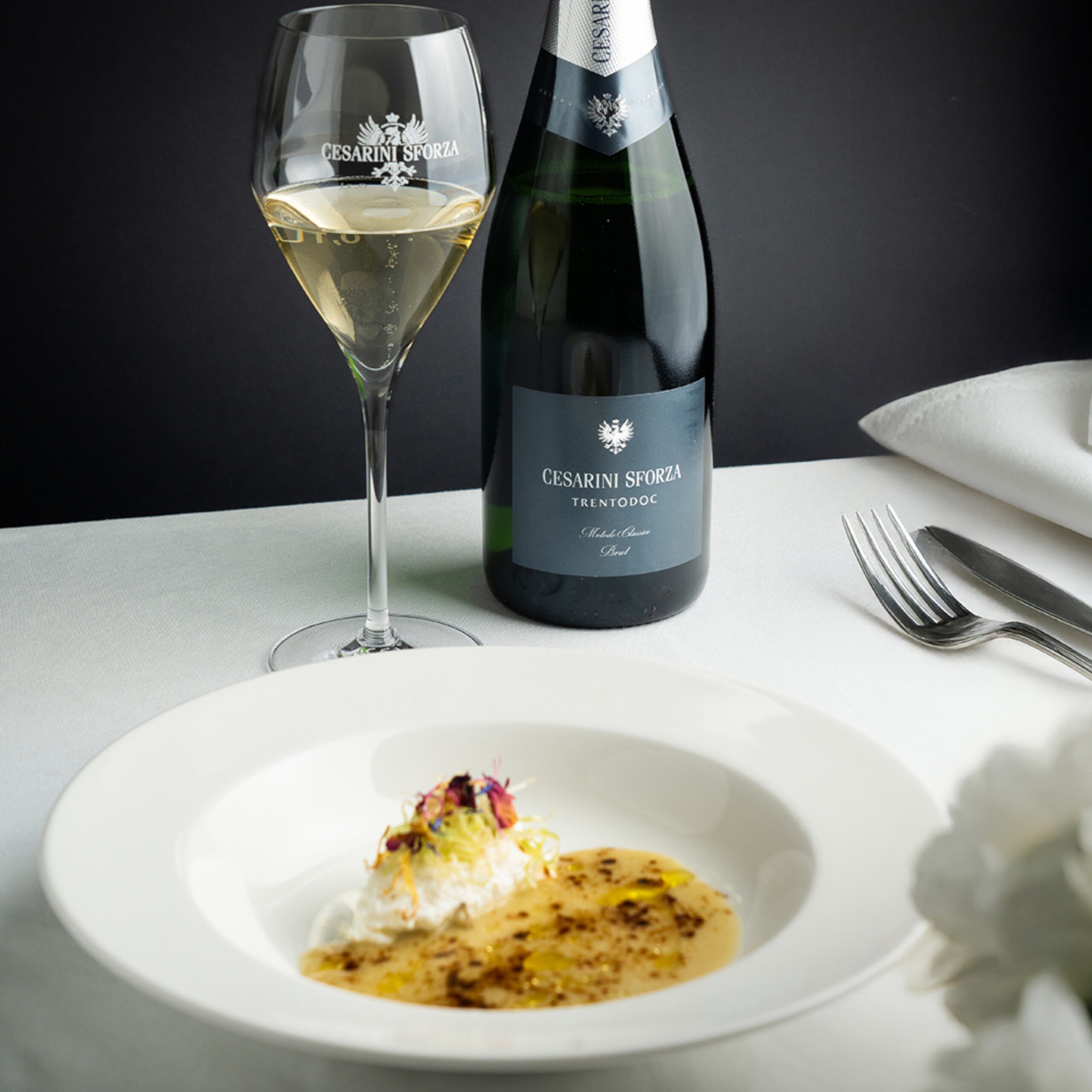 Cesarini Sforza Brut e mousse di ricotta al miele, porro e liquirizia