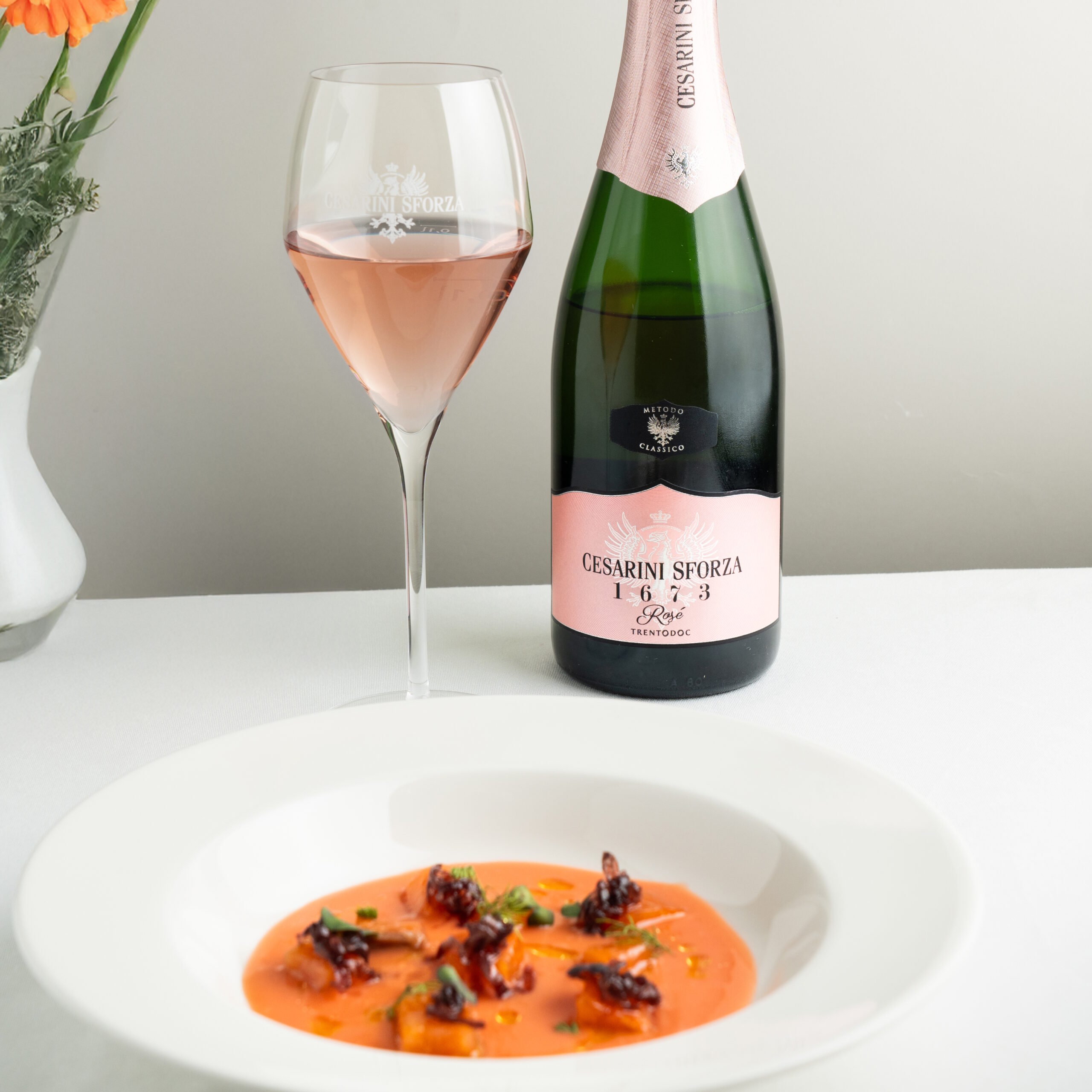 1673 Rosé con zuppetta di pomodoro, salmone marinato e cipolla croccante