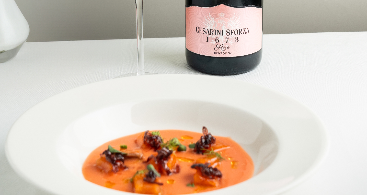 1673 Rosé con zuppetta di pomodoro, salmone marinato e cipolla croccante